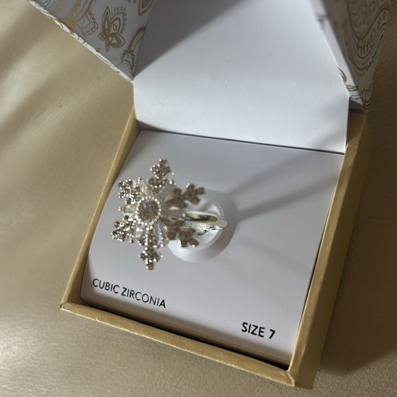 NWT Silver Snowflake Ring Size 7 - Picture 4 of 4